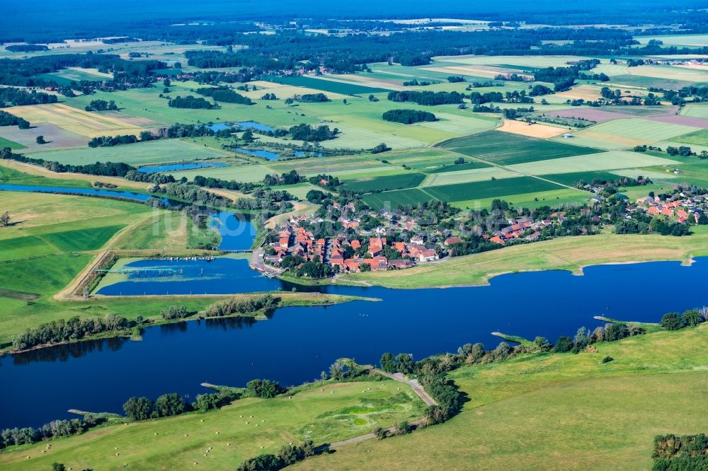 Schnackenburg von oben - Ortschaft an den Fluss- Uferbereichen Elbe in Schnackenburg im Bundesland Niedersachsen, Deutschland