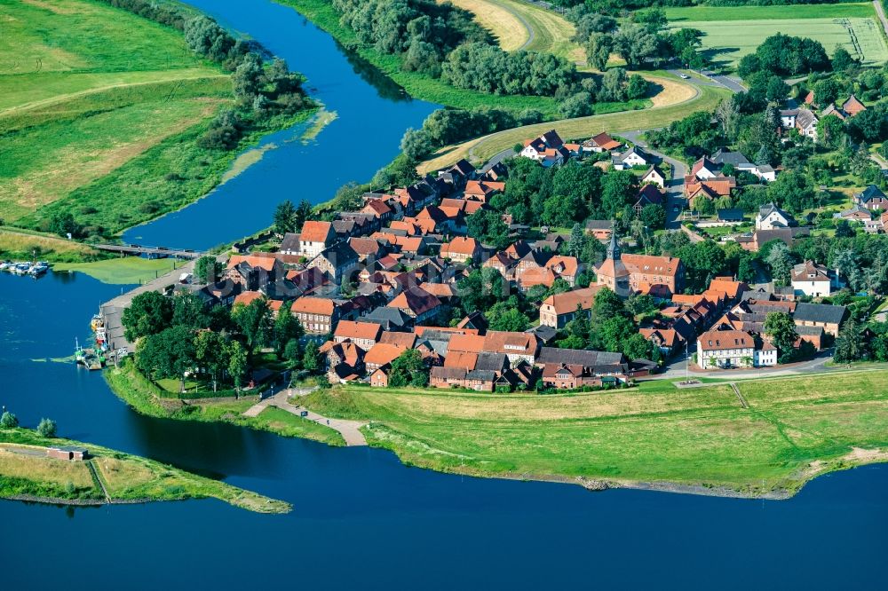 Schnackenburg von oben - Ortschaft an den Fluss- Uferbereichen Elbe in Schnackenburg im Bundesland Niedersachsen, Deutschland