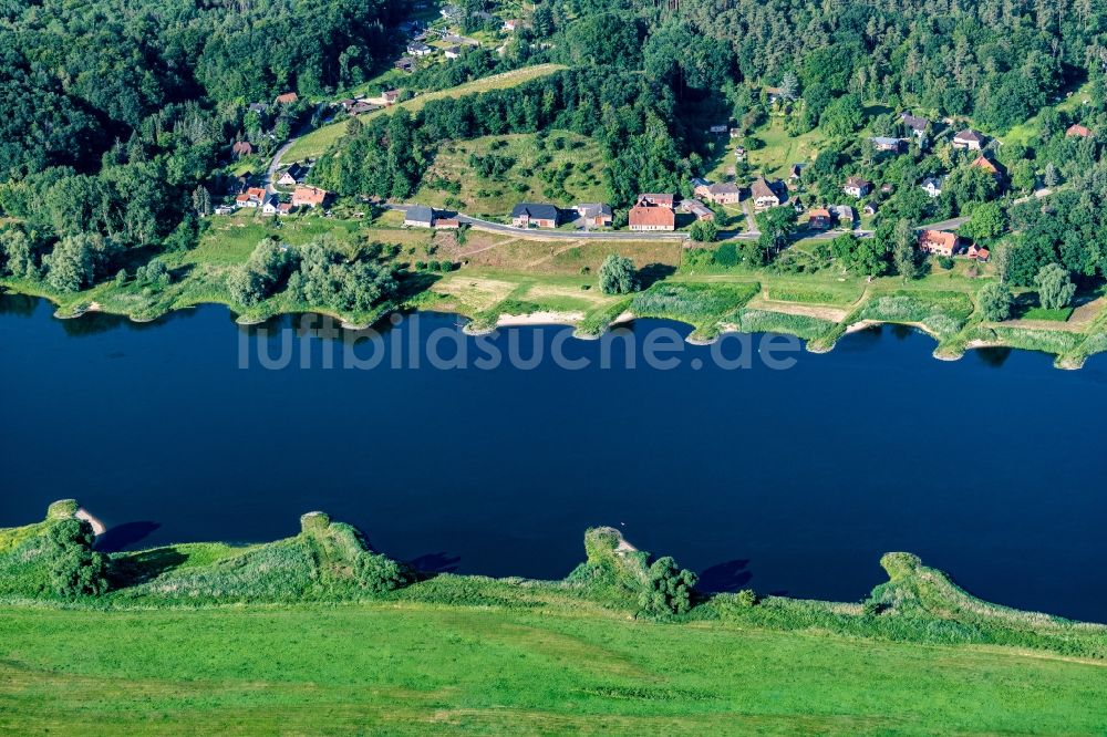 Schutschur aus der Vogelperspektive: Ortschaft an den Fluss- Uferbereichen Elbe in Schutschur im Bundesland Niedersachsen, Deutschland