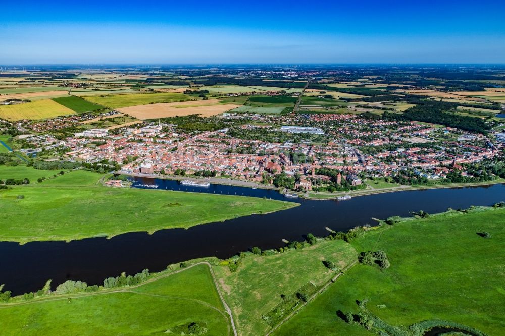 Luftbild Tangermünde - Ortschaft an den Fluss- Uferbereichen Elbe in Tangermünde im Bundesland Sachsen-Anhalt, Deutschland