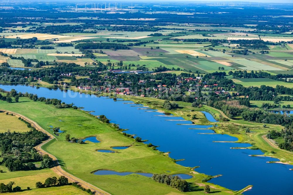 Luftaufnahme Wahrenberg - Ortschaft an den Fluss- Uferbereichen Elbe in Wahrenberg im Bundesland Sachsen-Anhalt, Deutschland