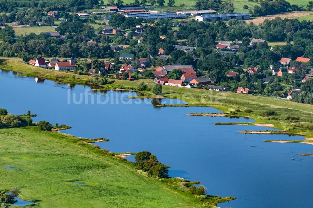 Wahrenberg von oben - Ortschaft an den Fluss- Uferbereichen Elbe in Wahrenberg im Bundesland Sachsen-Anhalt, Deutschland