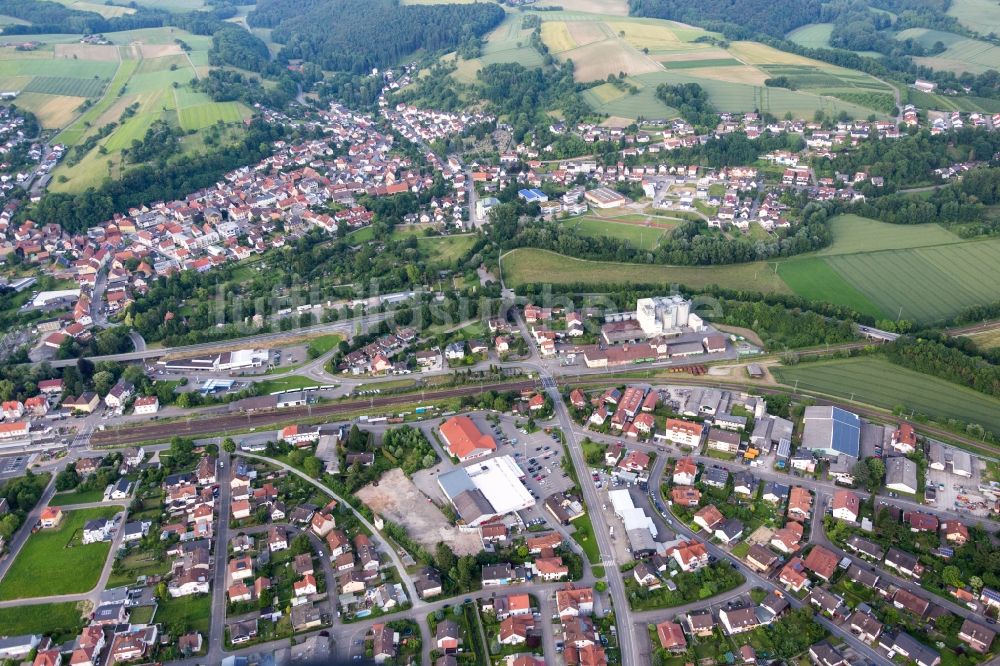 Luftaufnahme Meckesheim - Ortschaft an den Fluss- Uferbereichen der Elsenz in Meckesheim im Bundesland Baden-Württemberg, Deutschland