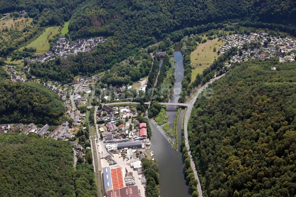 Miellen von oben - Ortschaft an den Fluss- Uferbereichen der Lahn in Miellen im Bundesland Rheinland-Pfalz, Deutschland