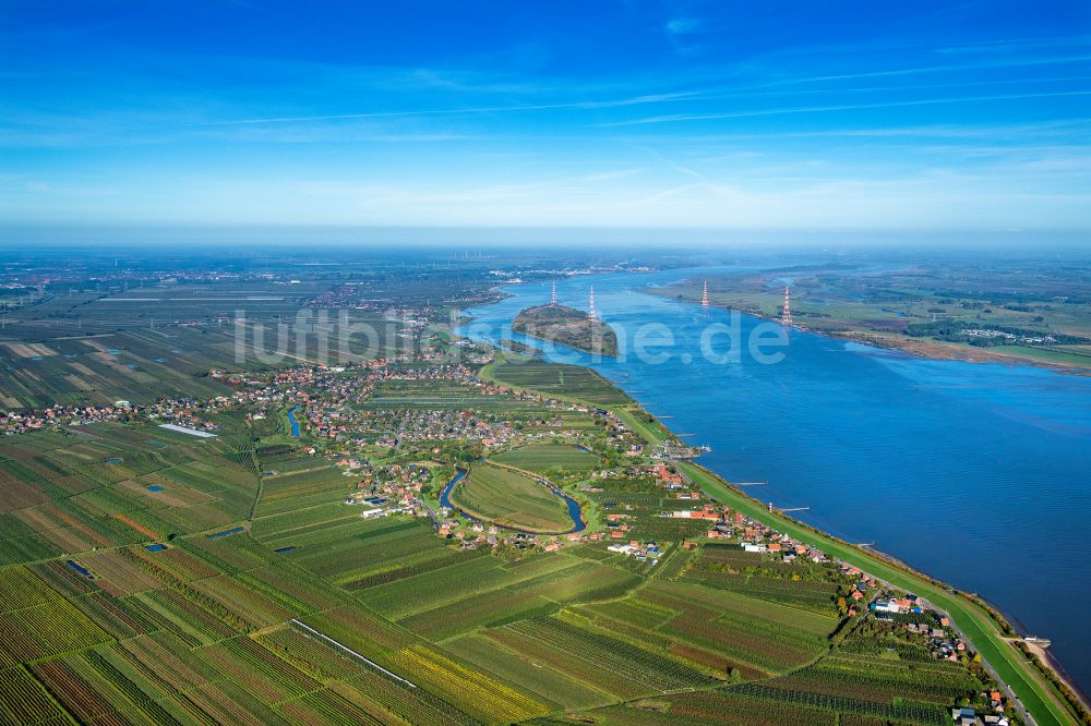 Grünendeich von oben - Ortschaft an den Fluss- Uferbereichen Lühe in Grünendeich im Alten Land im Bundesland Niedersachsen, Deutschland