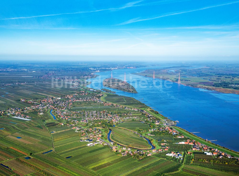 Grünendeich aus der Vogelperspektive: Ortschaft an den Fluss- Uferbereichen Lühe in Grünendeich im Alten Land im Bundesland Niedersachsen, Deutschland