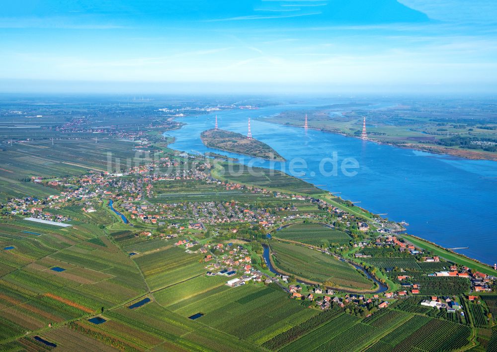 Luftbild Grünendeich - Ortschaft an den Fluss- Uferbereichen Lühe in Grünendeich im Alten Land im Bundesland Niedersachsen, Deutschland