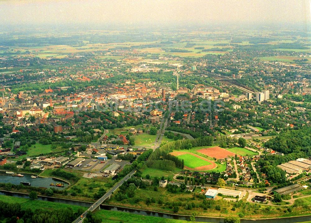 Wesel von oben - Ortschaft an den Fluss- Uferbereichen der Lippe in Wesel im Bundesland Nordrhein-Westfalen