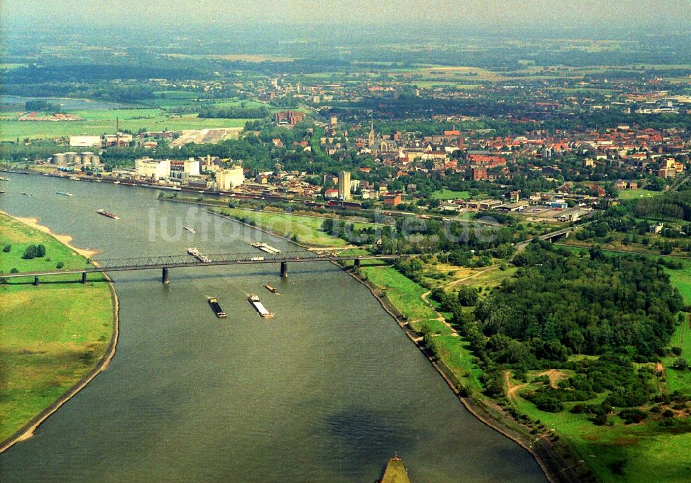 Luftaufnahme Wesel - Ortschaft an den Fluss- Uferbereichen der Lippe in Wesel im Bundesland Nordrhein-Westfalen