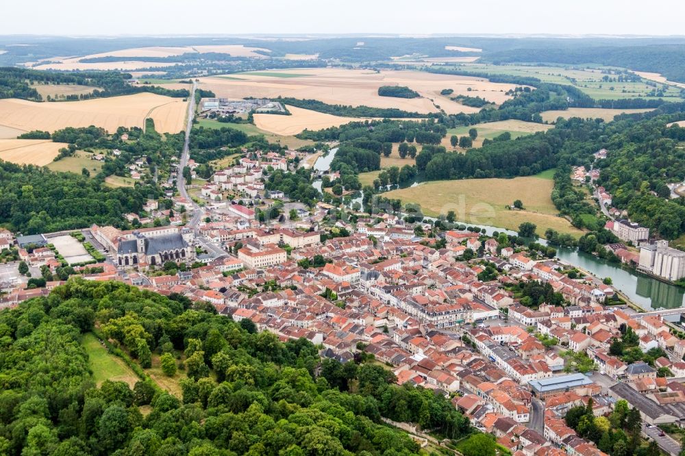 Luftbild Saint-Mihiel - Ortschaft an den Fluss- Uferbereichen der Maas/Meuse in Saint-Mihiel in Grand Est, Frankreich