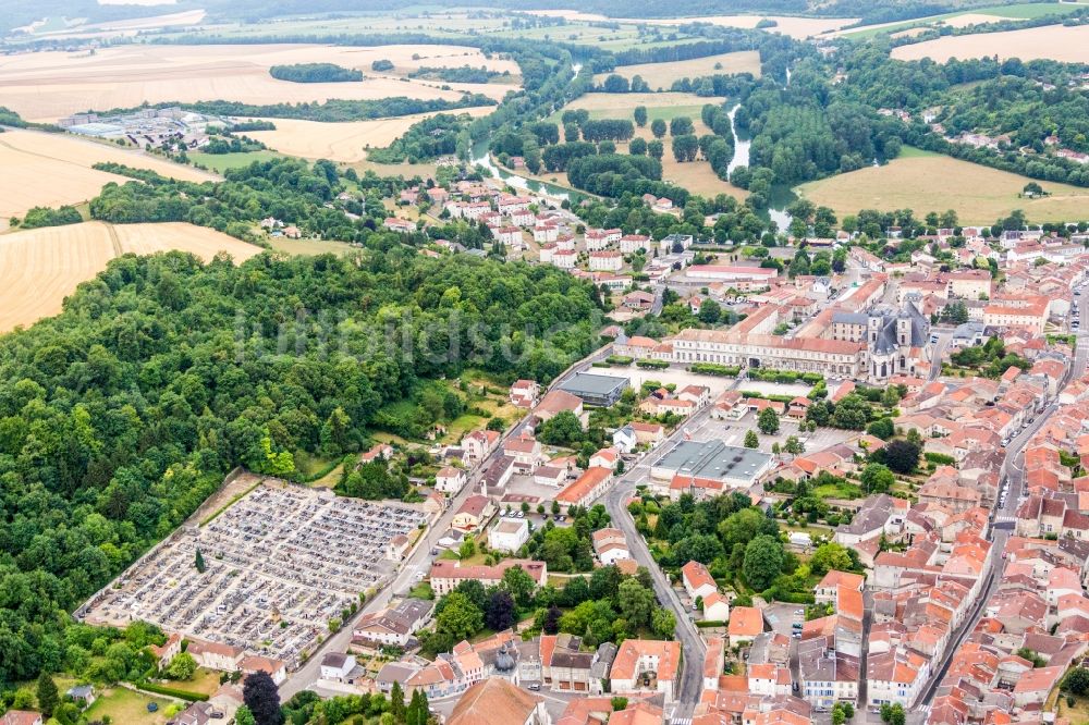 Luftaufnahme Saint-Mihiel - Ortschaft an den Fluss- Uferbereichen der Maas/Meuse in Saint-Mihiel in Grand Est, Frankreich