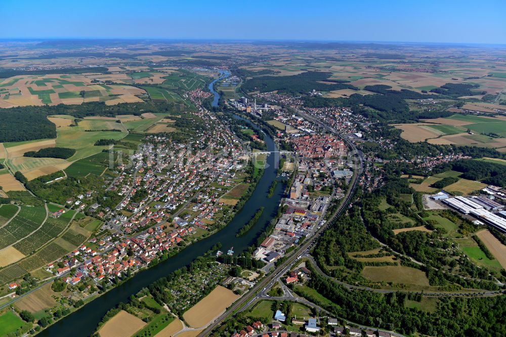 Frickenhausen am Main aus der Vogelperspektive: Ortschaft an den Fluss- Uferbereichen des Main in Frickenhausen am Main im Bundesland Bayern, Deutschland