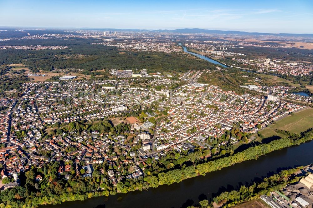 Steinheim aus der Vogelperspektive: Ortschaft an den Fluss- Uferbereichen des Main in Steinheim im Bundesland Hessen, Deutschland