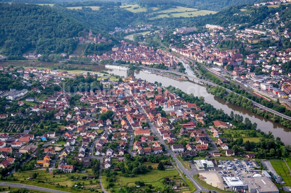 Kreuzwertheim aus der Vogelperspektive: Ortschaft an den Fluss- Uferbereichen des Main zwischen Wertheim undKreuzwertheim im Bundesland Bayern, Deutschland