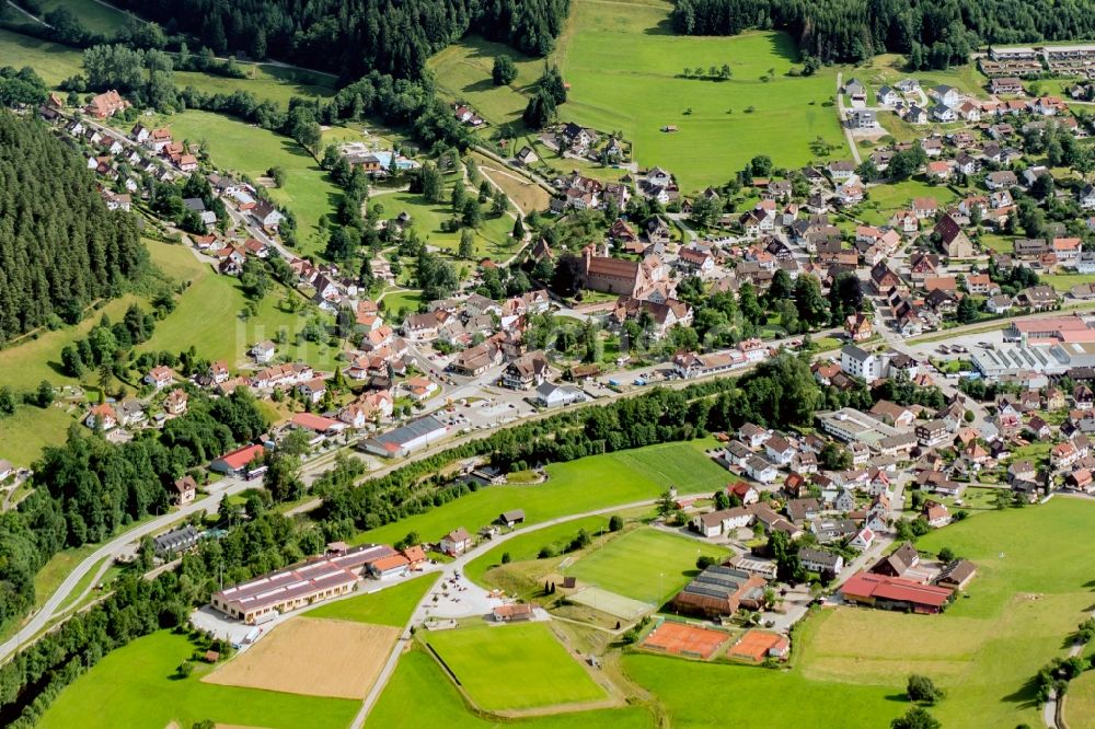 Baiersbronn aus der Vogelperspektive: Ortschaft an den Fluss- Uferbereichen der Murg in Baiersbronn im Bundesland Baden-Württemberg, Deutschland