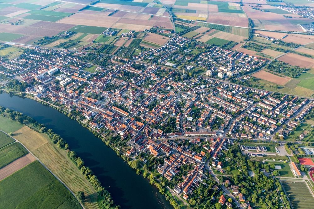 Luftbild Edingen - Ortschaft an den Fluss- Uferbereichen des Neckar in Edingen im Bundesland Baden-Württemberg, Deutschland