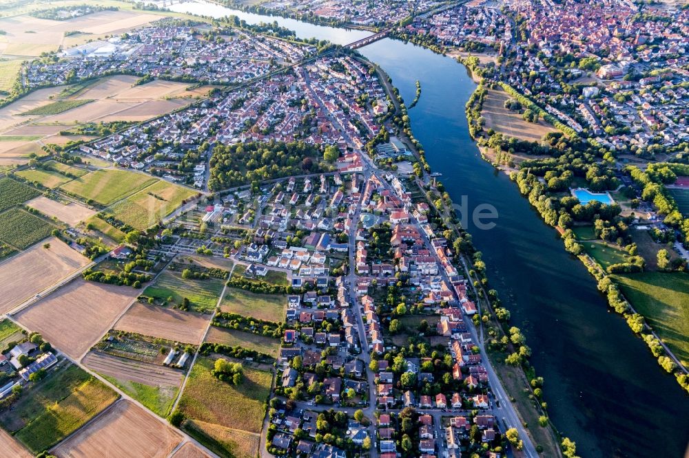 Luftbild Edingen-Neckarhausen - Ortschaft an den Fluss- Uferbereichen des Neckar in Edingen-Neckarhausen im Bundesland Baden-Württemberg, Deutschland