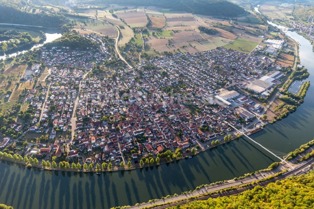 Luftbild Haßmersheim - Ortschaft an den Fluss- Uferbereichen des Neckar in Haßmersheim im Bundesland Baden-Württemberg, Deutschland