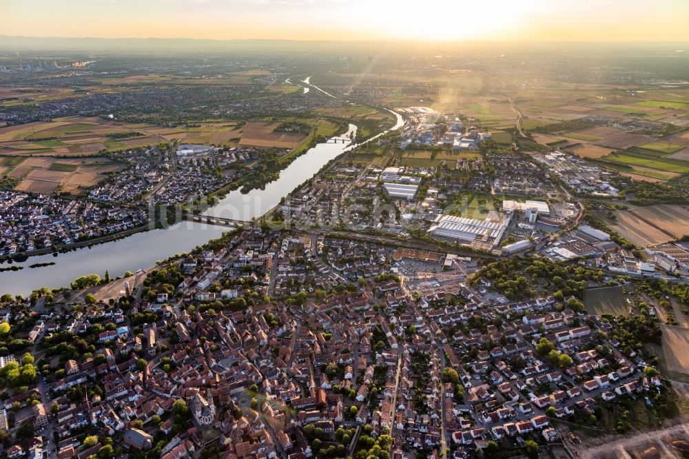 Luftbild Ladenburg - Ortschaft an den Fluss- Uferbereichen des Neckar in Ladenburg im Bundesland Baden-Württemberg, Deutschland