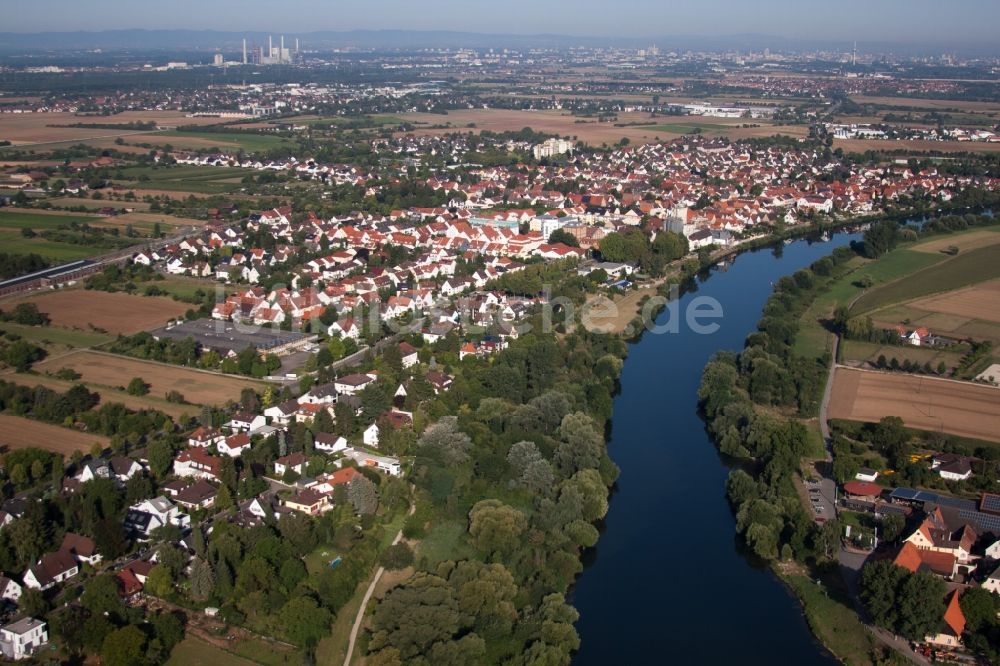 Edingen-Neckarhausen aus der Vogelperspektive: Ortschaft an den Fluss- Uferbereichen des Neckar im Ortsteil Edingen in Edingen-Neckarhausen im Bundesland Baden-Württemberg