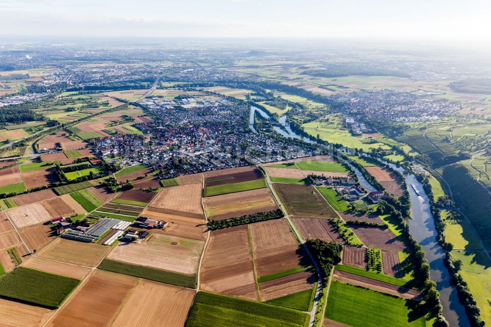 Luftbild Pleidelsheim - Ortschaft an den Fluss- Uferbereichen des Neckar in Pleidelsheim im Bundesland Baden-Württemberg, Deutschland