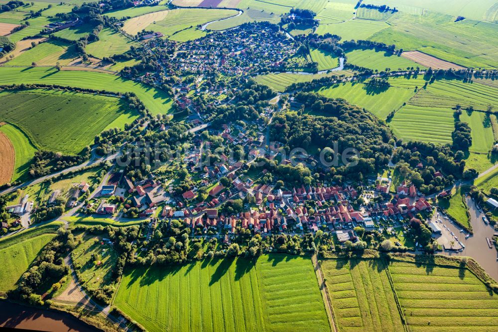 Luftaufnahme Neuhaus (Oste) - Ortschaft an den Fluss- Uferbereichen der Oste in Neuhaus (Oste) im Bundesland Niedersachsen, Deutschland