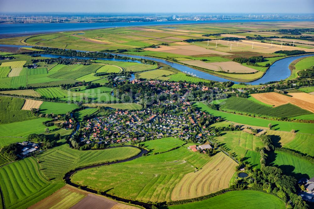 Neuhaus (Oste) von oben - Ortschaft an den Fluss- Uferbereichen der Oste in Neuhaus (Oste) im Bundesland Niedersachsen, Deutschland