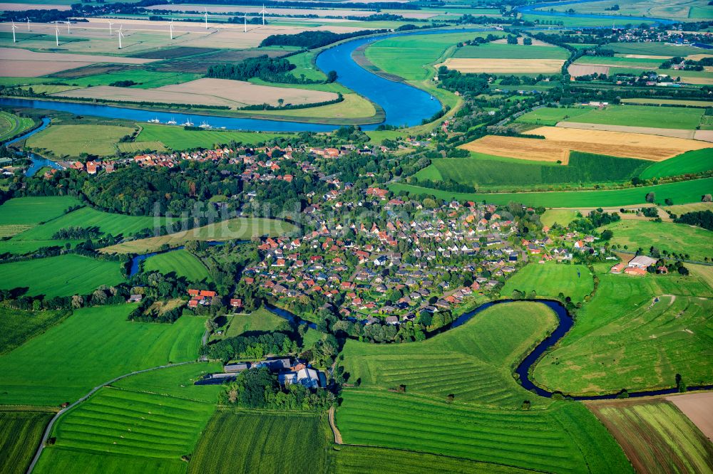 Neuhaus (Oste) aus der Vogelperspektive: Ortschaft an den Fluss- Uferbereichen der Oste in Neuhaus (Oste) im Bundesland Niedersachsen, Deutschland