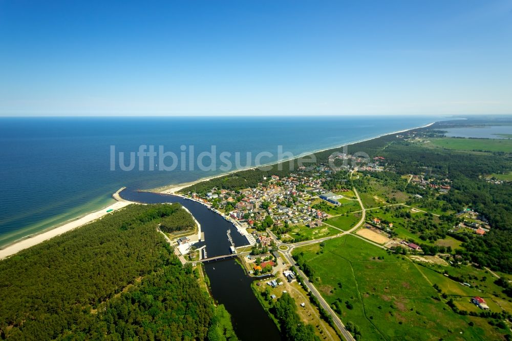 Mrzezyno aus der Vogelperspektive: Ortschaft an den Fluss- Uferbereichen der Rega in Mrzezyno in Westpommern, Polen