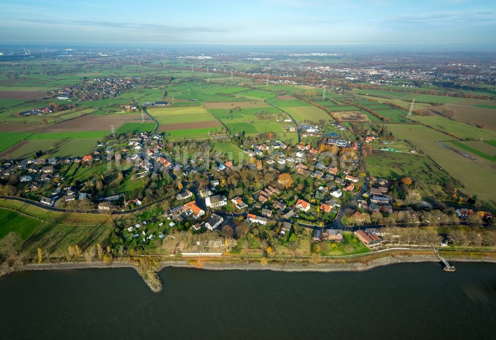 Voerde (Niederrhein) von oben - Ortschaft an den Fluss- Uferbereichen des Rhein im Ortsteil Götterswickerhamm in Voerde (Niederrhein) im Bundesland Nordrhein-Westfalen