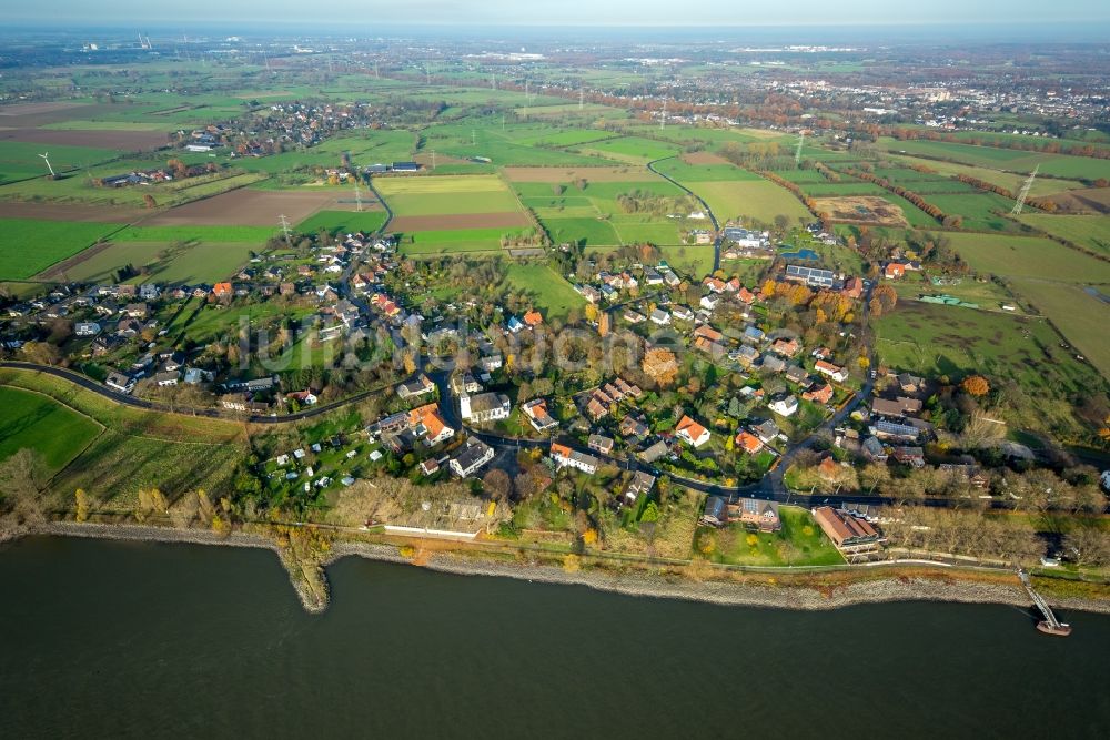 Voerde (Niederrhein) aus der Vogelperspektive: Ortschaft an den Fluss- Uferbereichen des Rhein im Ortsteil Götterswickerhamm in Voerde (Niederrhein) im Bundesland Nordrhein-Westfalen