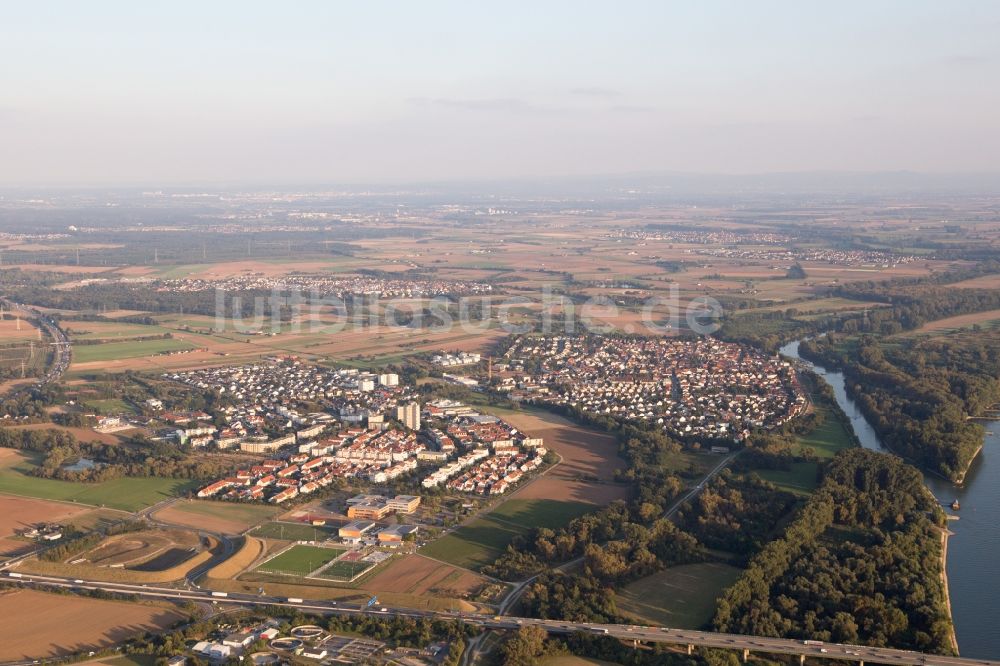 Luftbild Ginsheim-Gustavsburg - Ortschaft an den Fluss- Uferbereichen des Rhein im Ortsteil Gustavsburg in Ginsheim-Gustavsburg im Bundesland Hessen, Deutschland