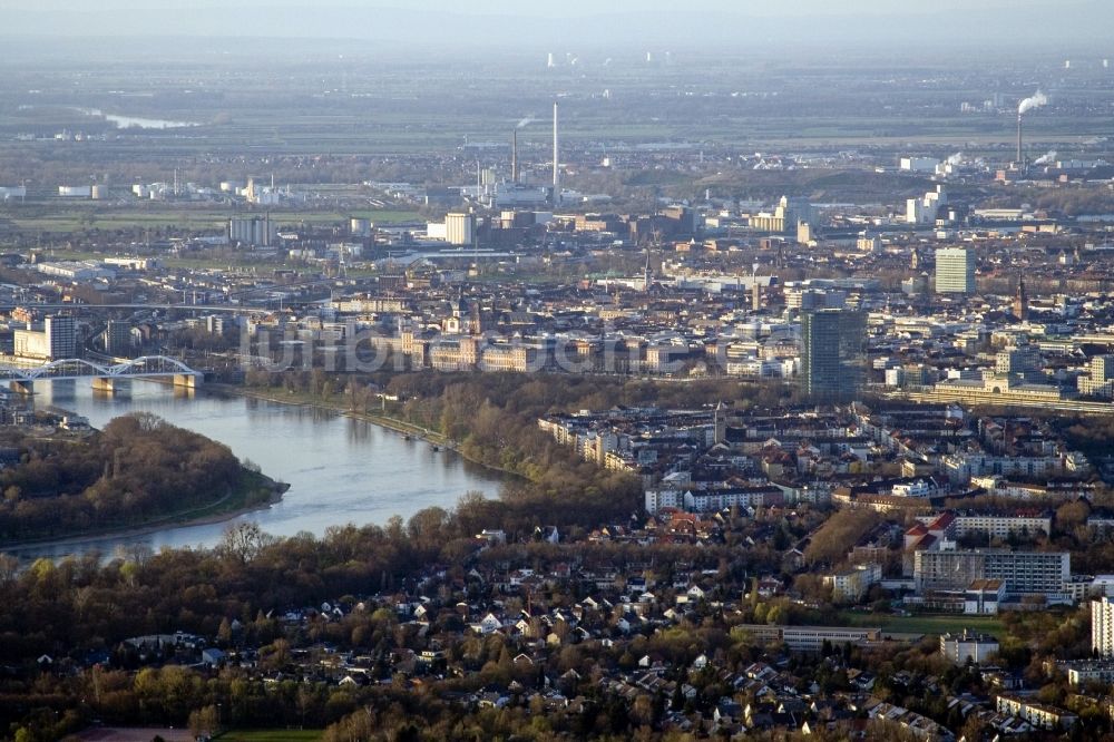 Luftbild Mannheim - Ortschaft an den Fluss- Uferbereichen des Rhein im Ortsteil Lindenhof in Mannheim im Bundesland Baden-Württemberg