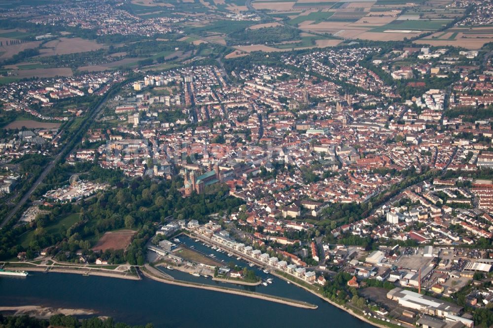 Luftbild Speyer - Ortschaft an den Fluss- Uferbereichen des Rhein in Speyer im Bundesland Rheinland-Pfalz, Deutschland