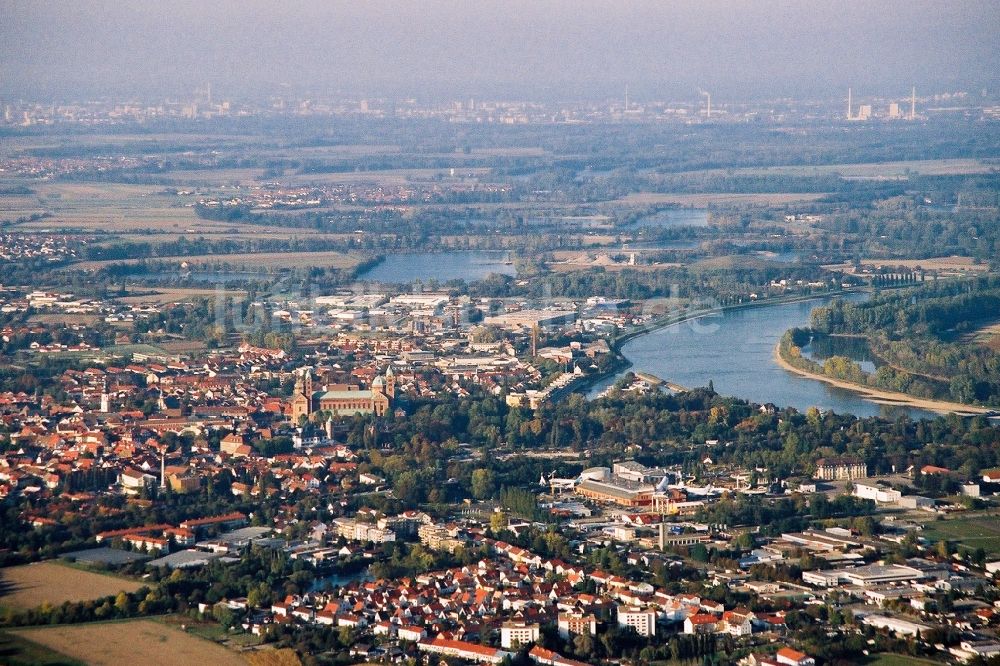 Luftaufnahme Speyer - Ortschaft an den Fluss- Uferbereichen des Rhein in Speyer im Bundesland Rheinland-Pfalz, Deutschland