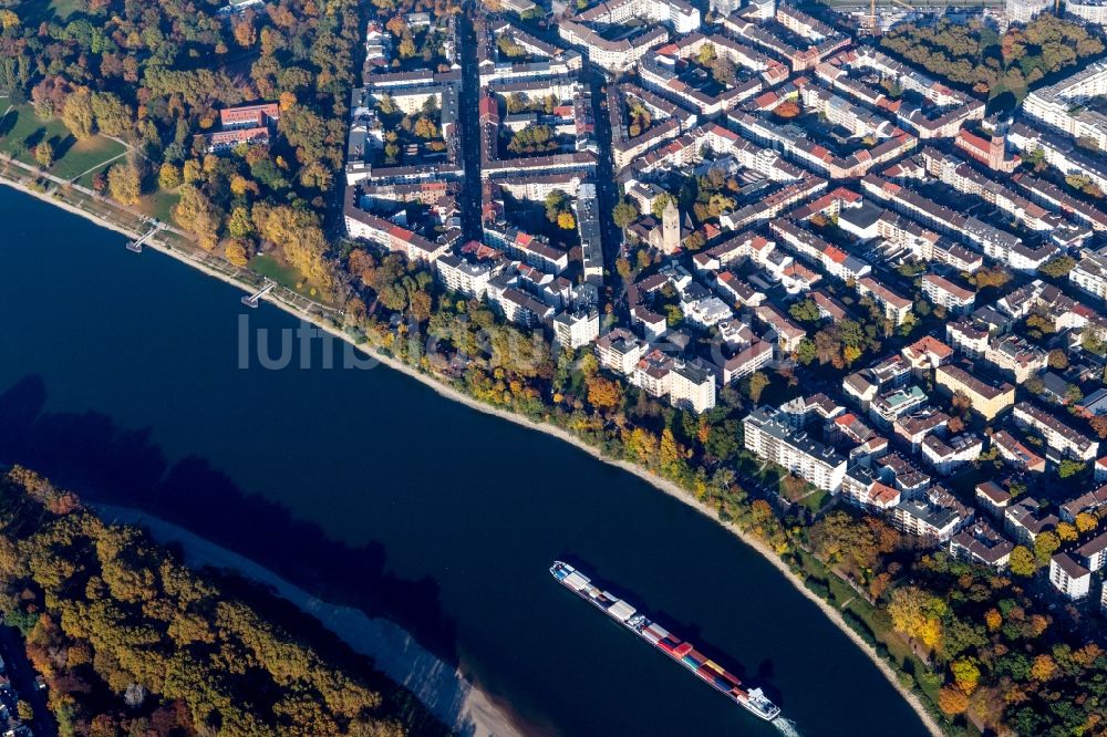 Luftaufnahme Mannheim - Ortschaft an den Fluss- Uferbereichen des Rhein Stephanienufer im Ortsteil Lindenhof in Mannheim im Bundesland Baden-Württemberg, Deutschland