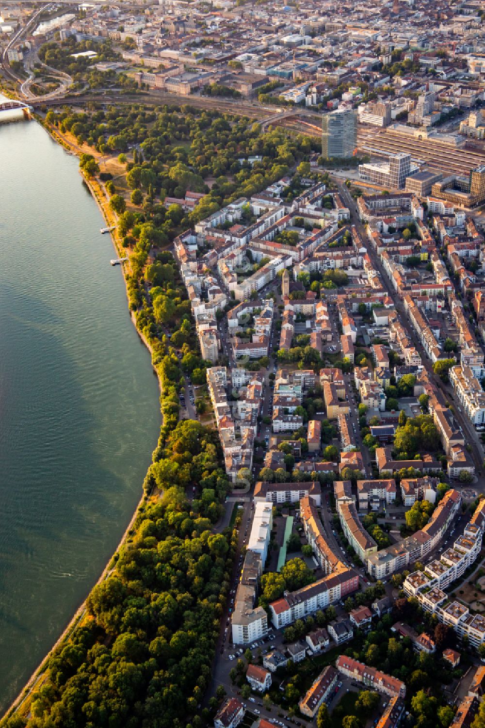 Mannheim von oben - Ortschaft an den Fluss- Uferbereichen des Rhein Stephanienufer im Ortsteil Lindenhof in Mannheim im Bundesland Baden-Württemberg, Deutschland