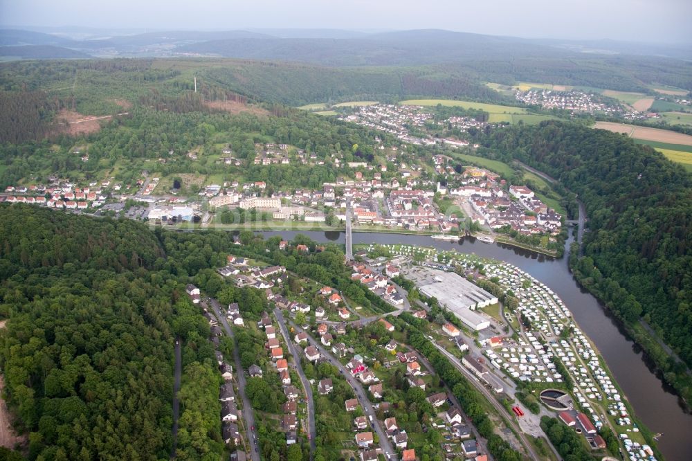 Bad Karlshafen aus der Vogelperspektive: Ortschaft an den Fluss- Uferbereichen der Weser im Ortsteil Karlshafen in Bad Karlshafen im Bundesland Hessen