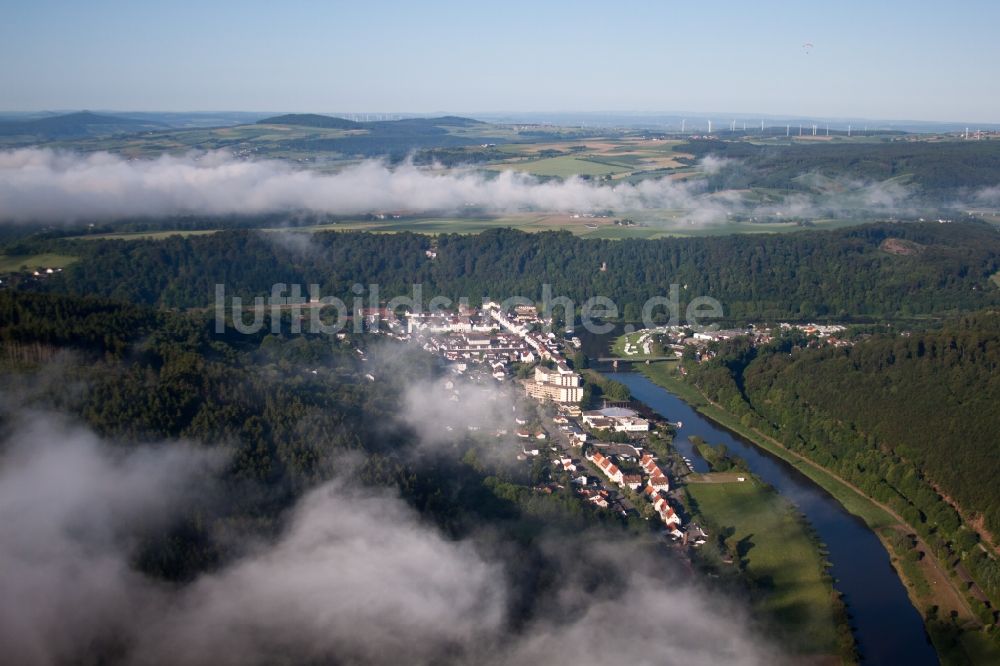 Luftbild Bad Karlshafen - Ortschaft an den Fluss- Uferbereichen der Weser im Ortsteil Karlshafen in Bad Karlshafen im Bundesland Hessen