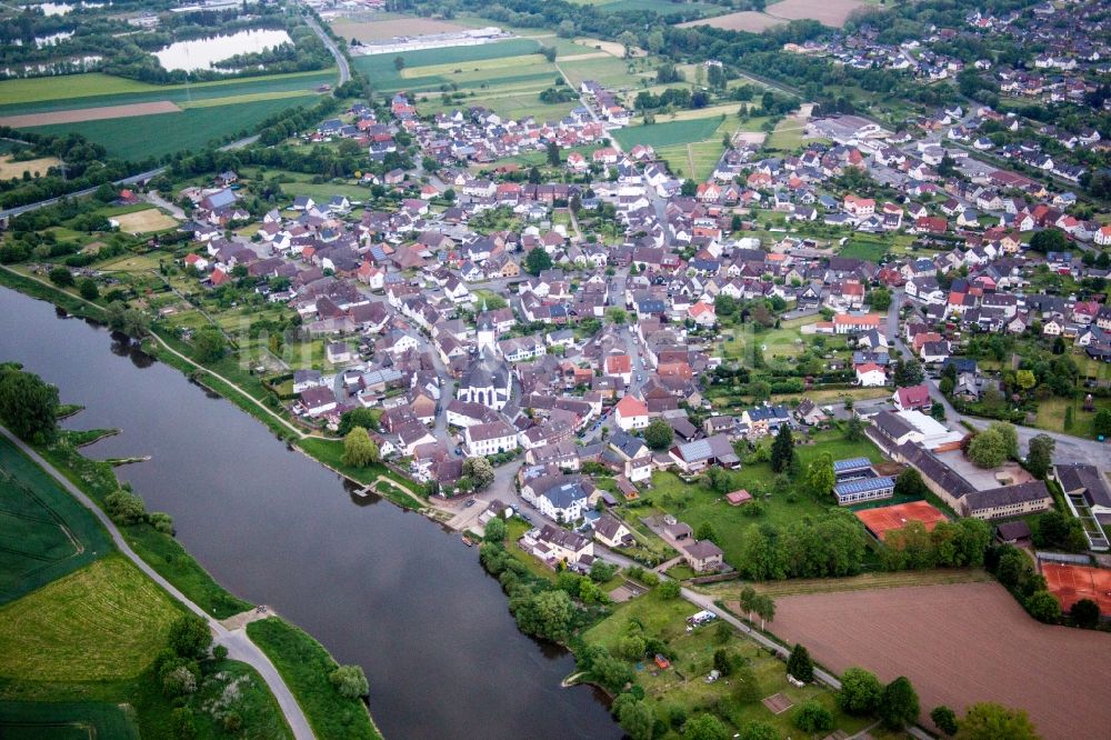 Luftaufnahme Höxter - Ortschaft an den Fluss- Uferbereichen der Weser im Ortsteil Lüchtringen in Höxter im Bundesland Nordrhein-Westfalen, Deutschland