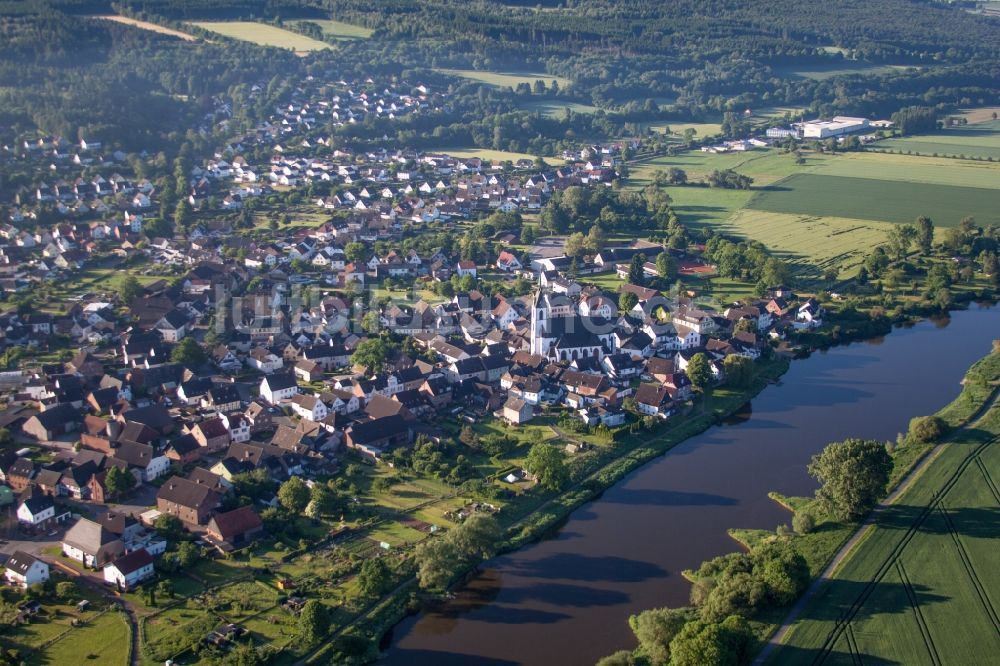 Höxter von oben - Ortschaft an den Fluss- Uferbereichen der Weser im Ortsteil Lüchtringen in Höxter im Bundesland Nordrhein-Westfalen, Deutschland