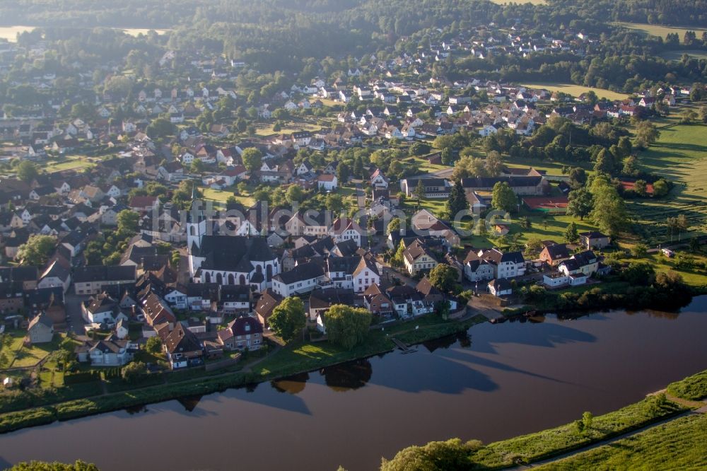 Höxter aus der Vogelperspektive: Ortschaft an den Fluss- Uferbereichen der Weser im Ortsteil Lüchtringen in Höxter im Bundesland Nordrhein-Westfalen, Deutschland