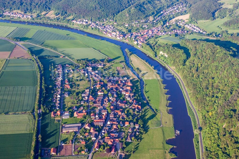 Pegestorf von oben - Ortschaft an den Fluss- Uferbereichen der Weser in Pegestorf im Bundesland Niedersachsen, Deutschland