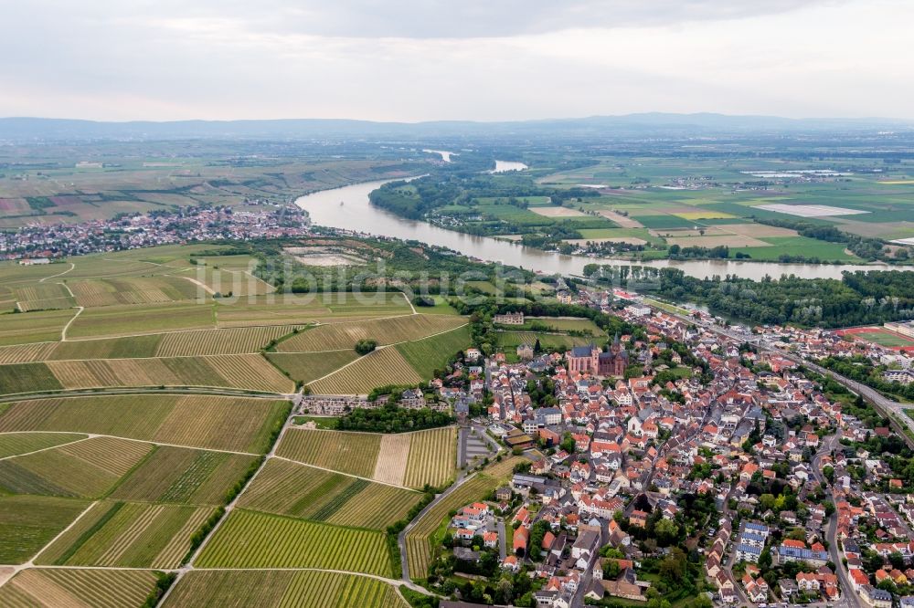 Luftaufnahme Oppenheim - Ortschaft mit Katharinenkirche und Burg Landskron an den Fluss- Uferbereichen des Rhein in Oppenheim im Bundesland Rheinland-Pfalz, Deutschland