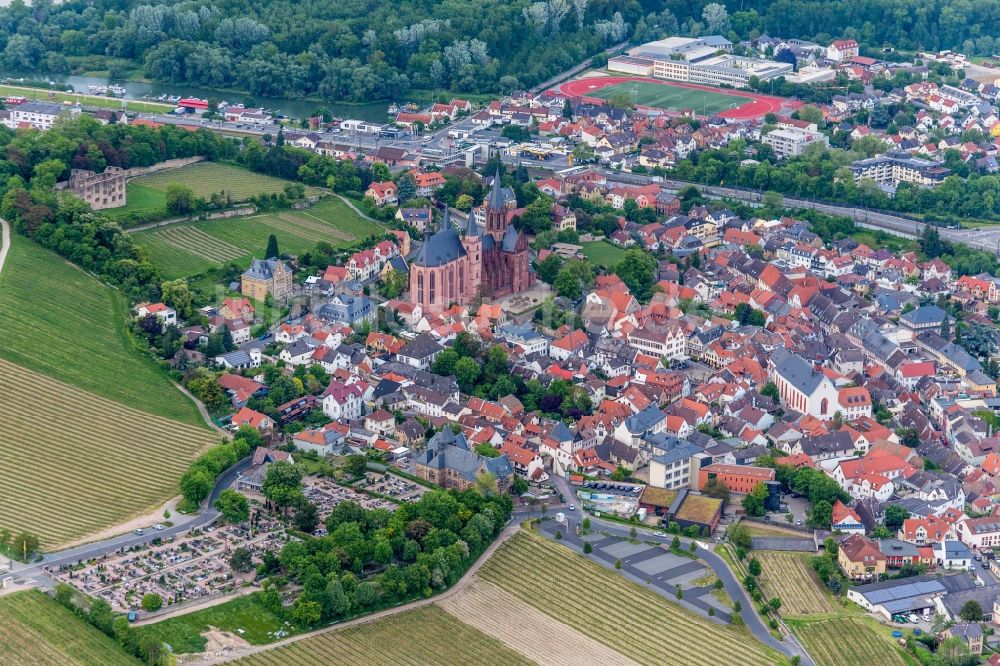 Oppenheim aus der Vogelperspektive: Ortschaft mit Katharinenkirche und Burg Landskron in Oppenheim im Bundesland Rheinland-Pfalz, Deutschland