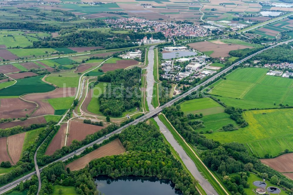 Luftbild Riegel am Kaiserstuhl - Ortschaft Riegel an der BAB A5 und dem Elzkanal am Kaiserstuhl im Bundesland Baden-Württemberg, Deutschland