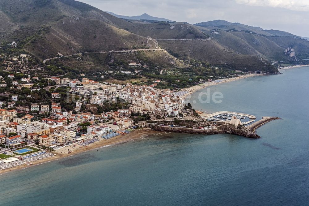 Sperlonga von oben - Ortschaft Sperlonga an der Mittelmeerküste in Italien