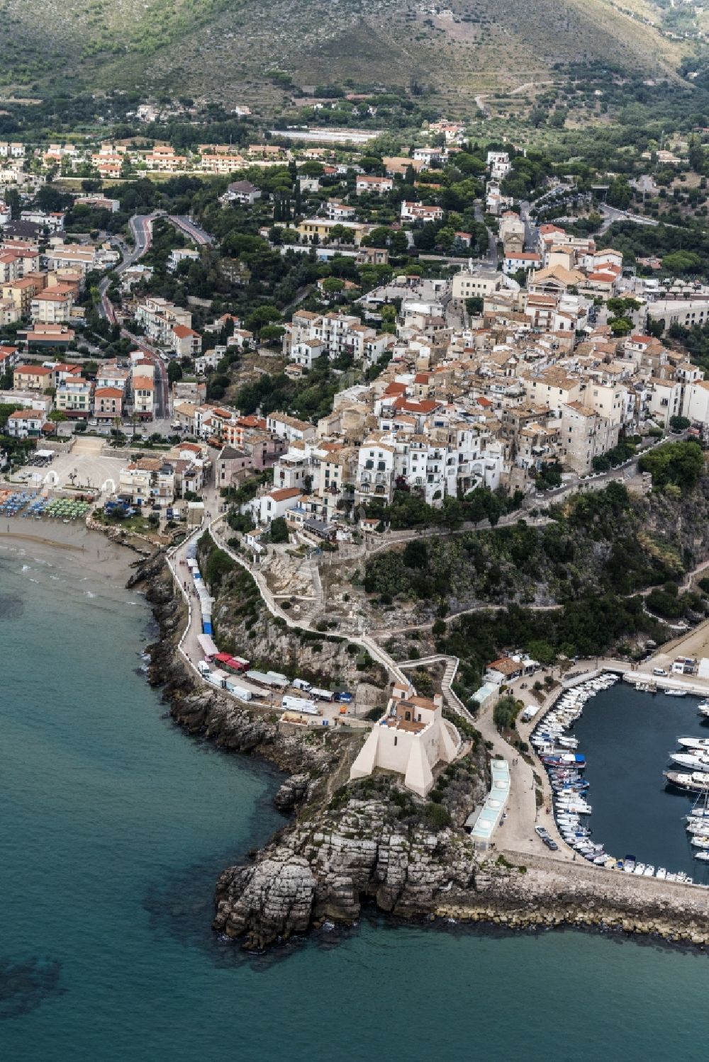 Sperlonga aus der Vogelperspektive: Ortschaft Sperlonga an der Mittelmeerküste in Italien