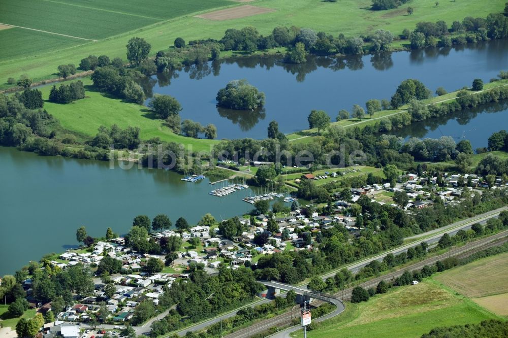 Heuchelheim von oben - Ortschaft an den Uferbereichen des Dutenhofener Sees im Ortsteil Dutenhofen in Heuchelheim im Bundesland Hessen, Deutschland