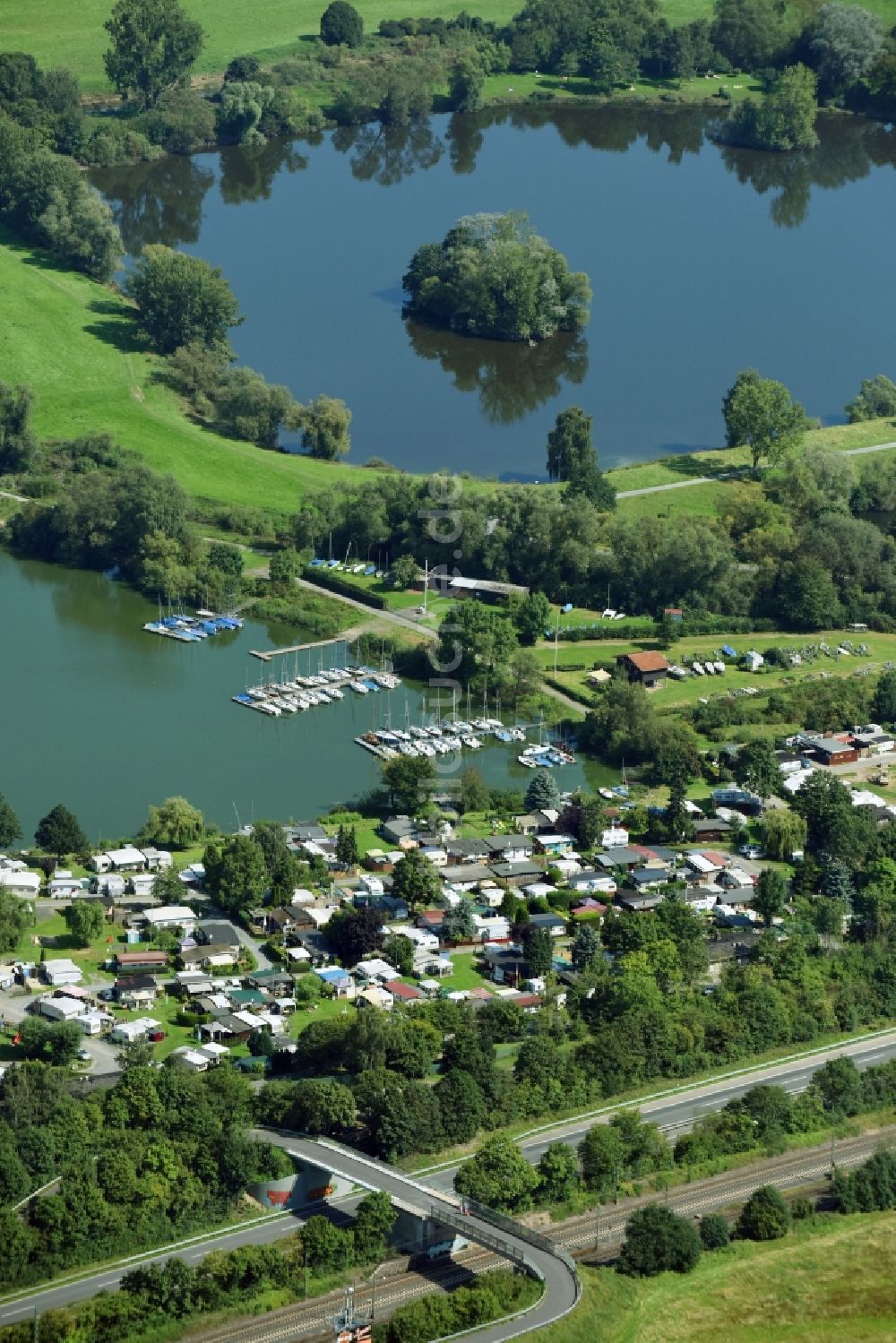 Luftbild Heuchelheim - Ortschaft an den Uferbereichen des Dutenhofener Sees im Ortsteil Dutenhofen in Heuchelheim im Bundesland Hessen, Deutschland